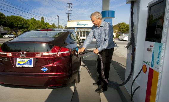 A hydrogen fueling station and fuel cell vehicle.